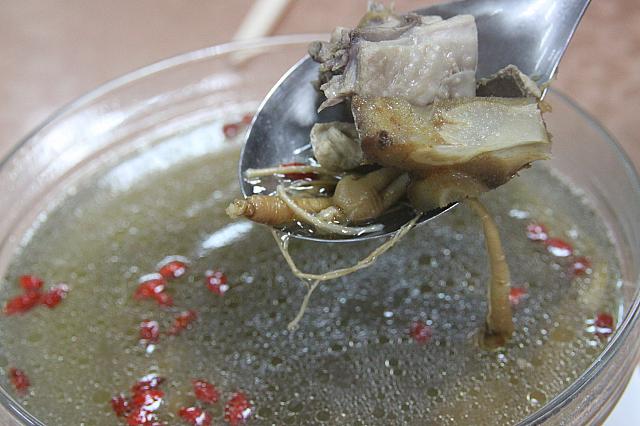 明日葉鶏湯：明日葉の根と鶏肉を煮詰めたスープ。ほっとするお味