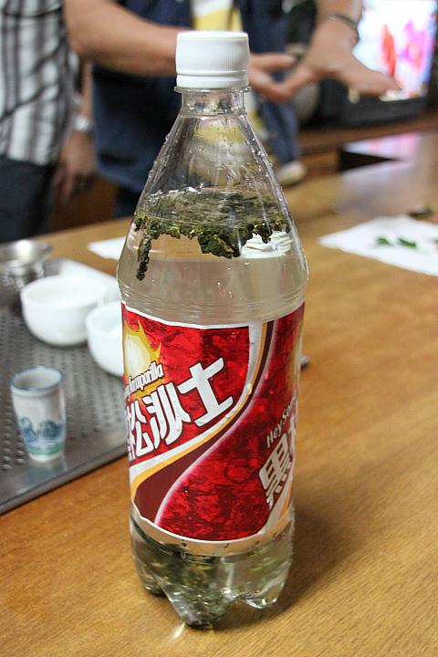 冷たい水に茶葉を入れて一晩冷蔵庫の中で寝かすと冷茶のできあがり！ 