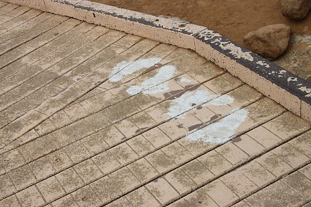 女王の頭の前にも足形マークが！