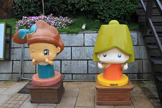 （左）キュートなお姫様岩（右）キャンドル岩