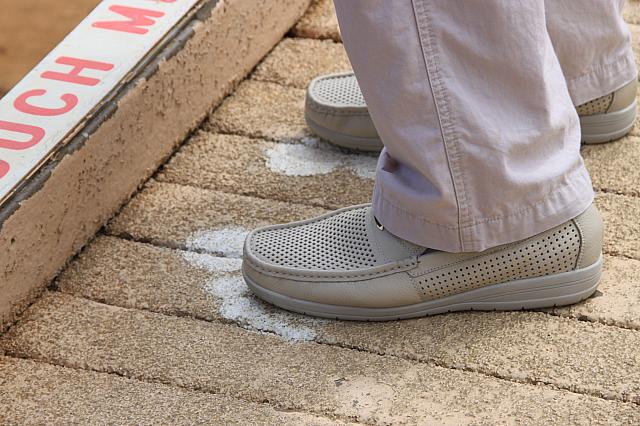 写真撮影絶好スポットには足形が描かれています