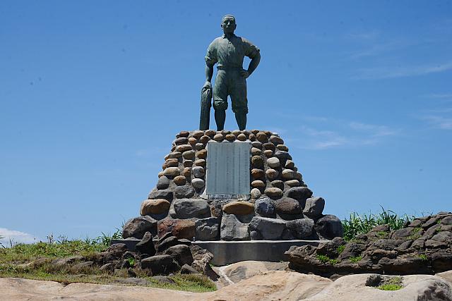 崖から転落した人を助け、不幸にも命を落としてしまった林添禎の銅像