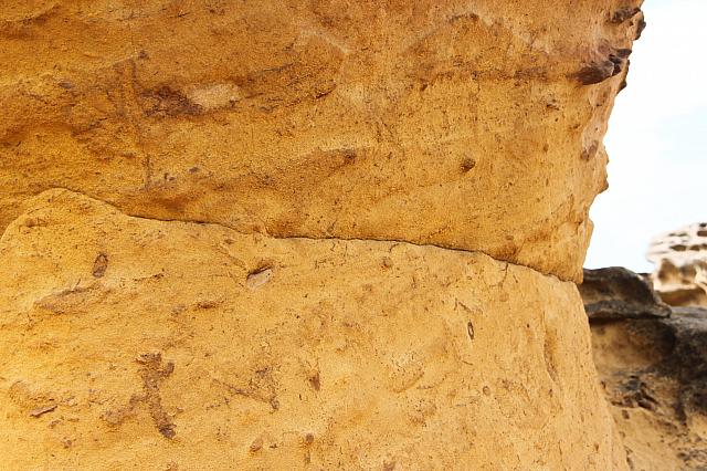 岩は今もすこしずつ変化しています。大きな岩にはひびが入っているものもあるのでくれぐれもご注意を！