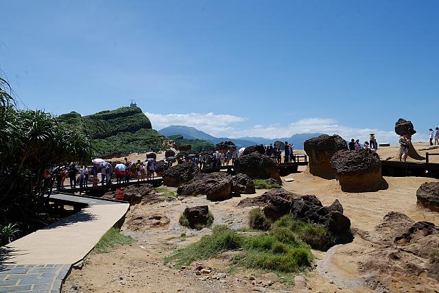 女王の頭の周りには人がいっぱい！