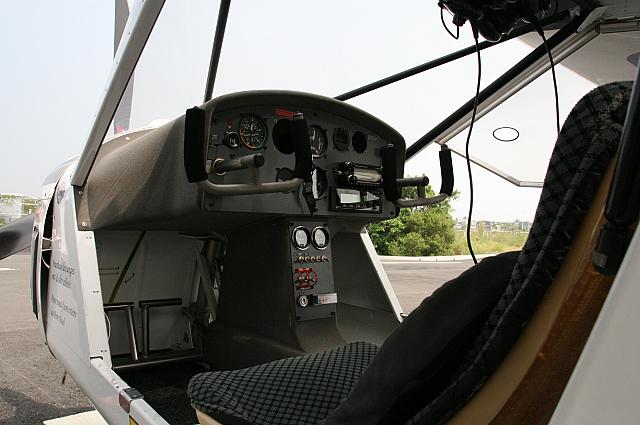 運転席はちょっと狭そう