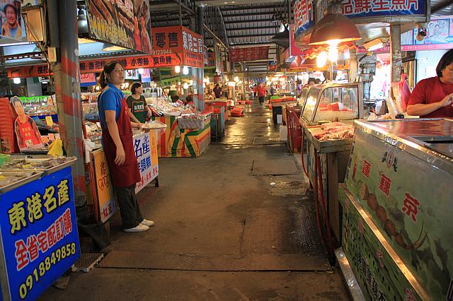奥の方はお土産屋さんもあります