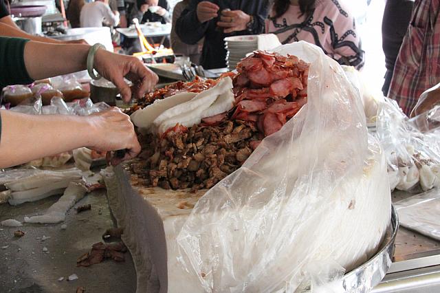 白粿の上に豪快に置かれたソーセージと豚肉！