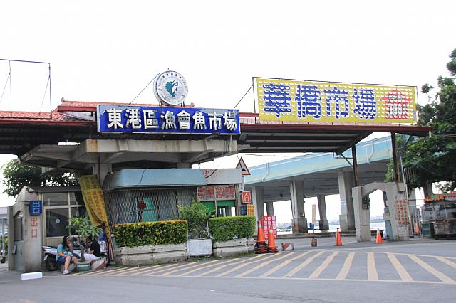 この入口から市場まではかなり距離が…