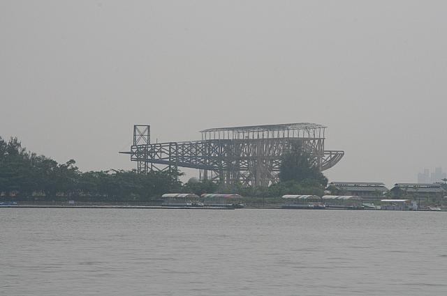 飛行機の形をしています