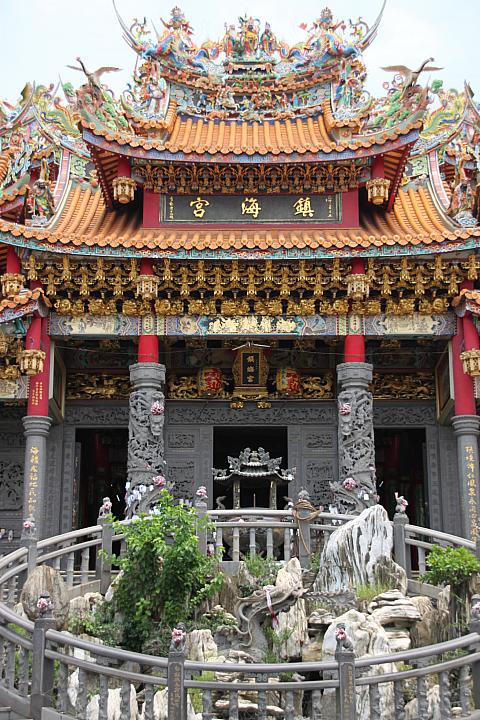 階段真ん中にある池が特徴的！