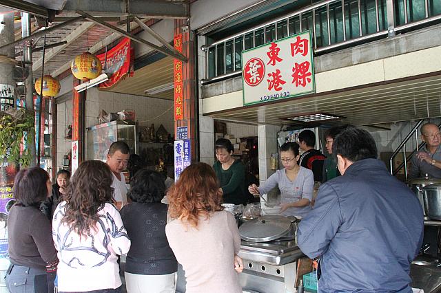 お店の前はいつも人で溢れ返っています