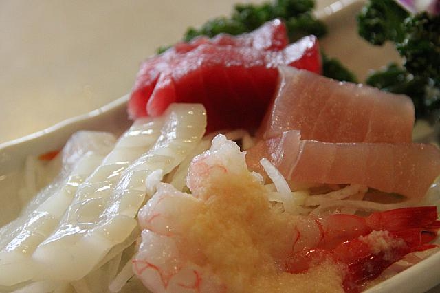 刺身。エビにショウガを付けて食べるのが爽やか～