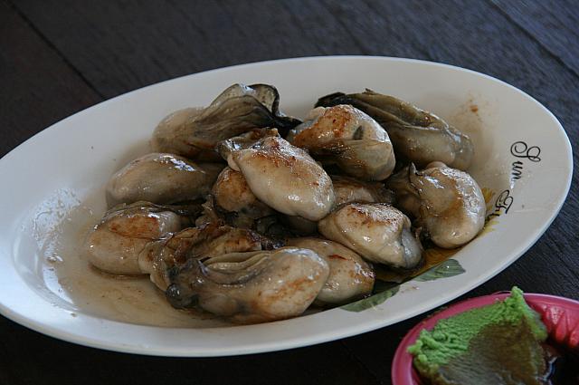 生牡蠣も食べられます。かなり大ぶりです☆