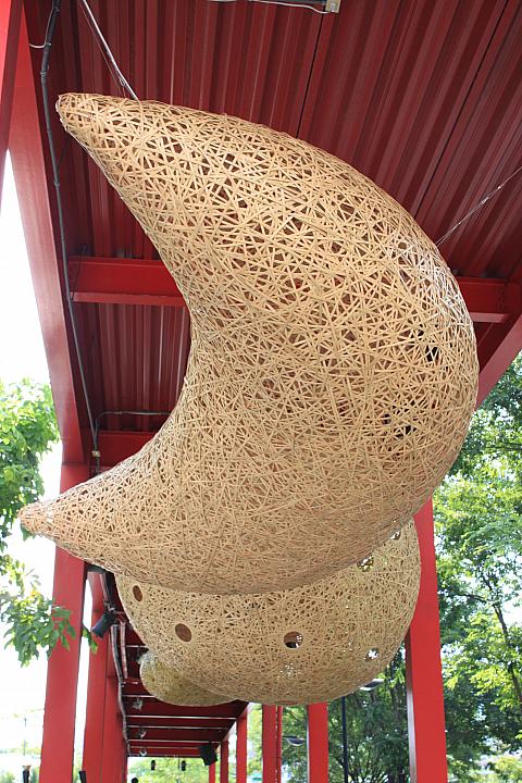 大きなオブジェの下を通ってくると