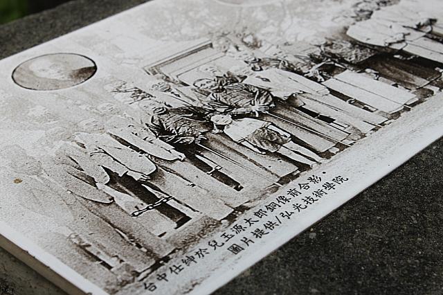 児玉源次郎銅像前の写真、清朝衣装の人たちもいます