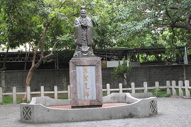 中央に構えるは孔子様