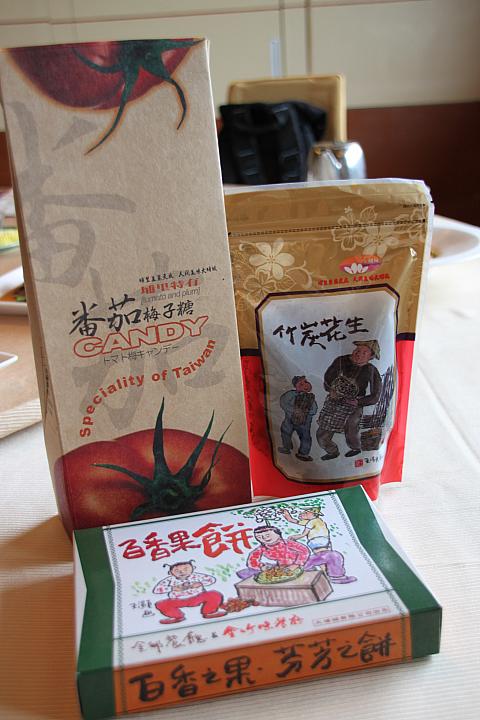 お土産も豊富！トマト飴も人気だそうです