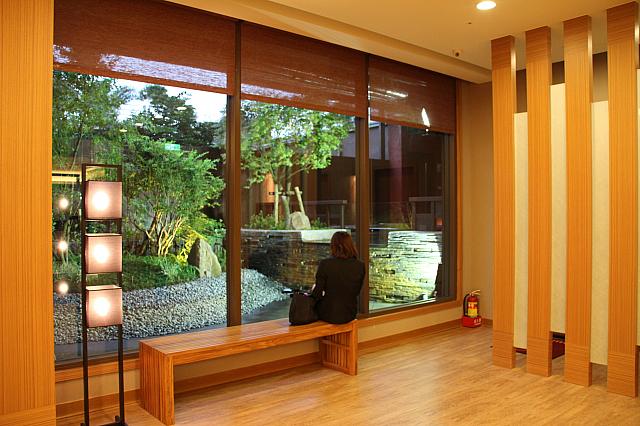 ロビーから足湯が望めます