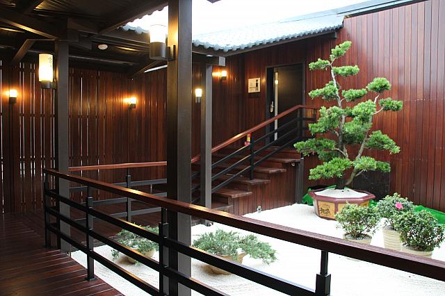 右は女湯、奥は男湯