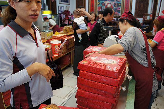 レジ台にはまとめ買いされたお菓子達が高く積み上げられています