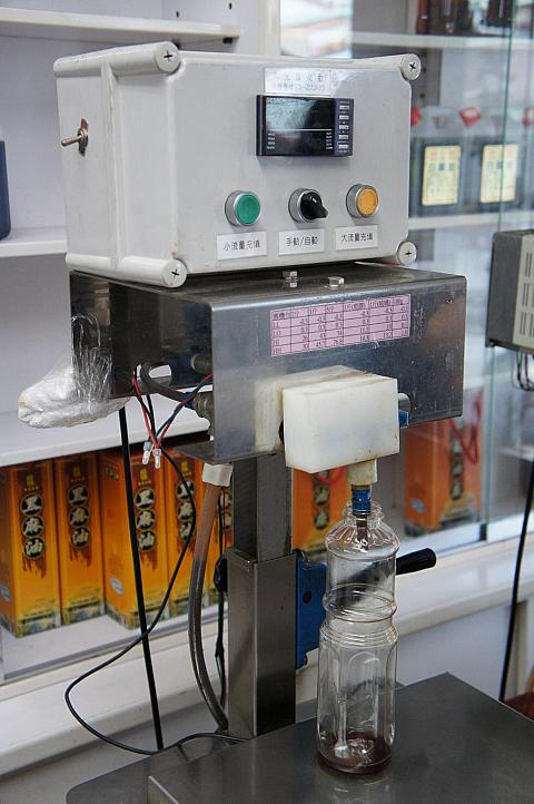 この機械を使ってその場で容器に入れてくれます