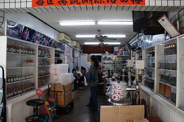 店内はちょっと質素・・・