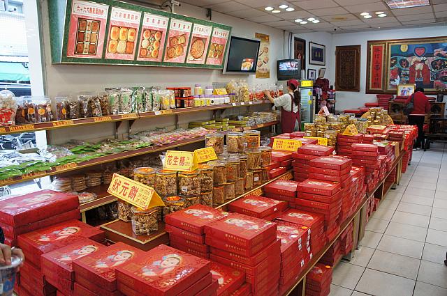店内には所狭しと商品が並んでいます。