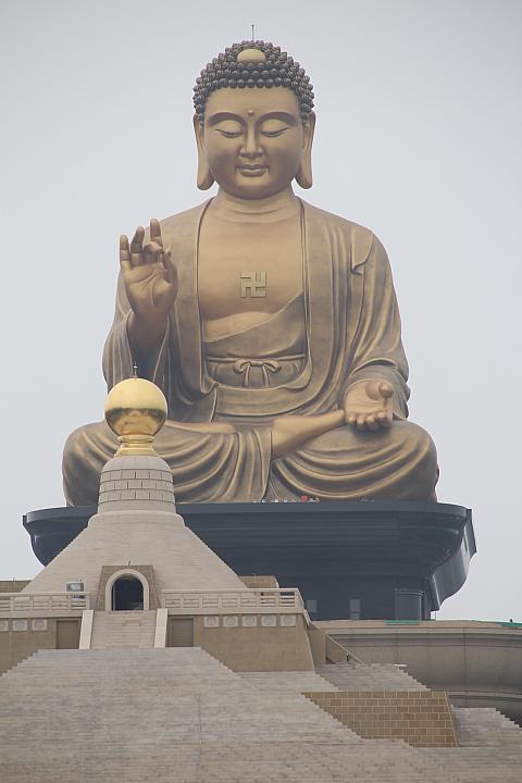 紀念館の頂上には仏様