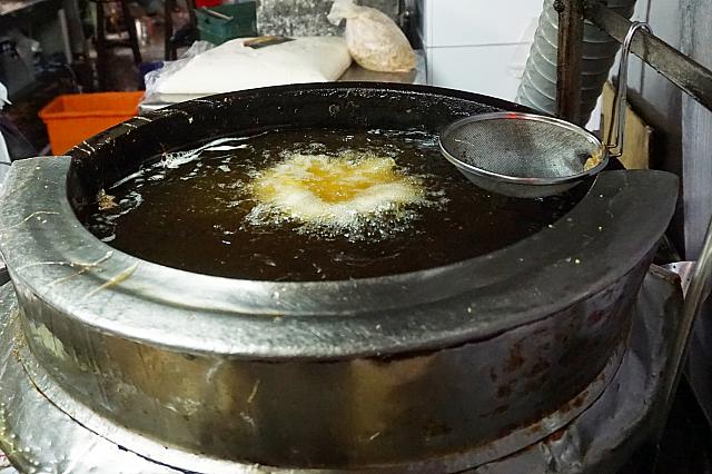 揚げ焼きにされているネギ餅。まさに油のお風呂に入浴中じゃぁ～！