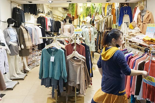 やけに安い店。トップス140元とか