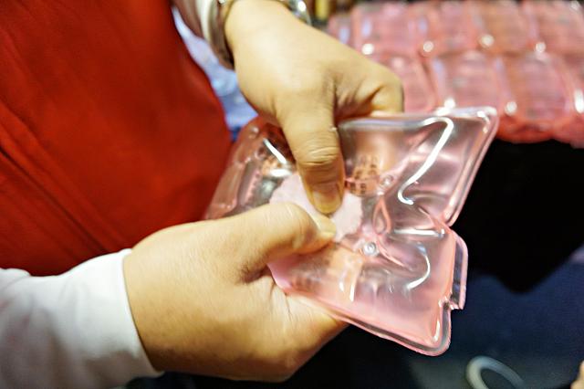 オジサンいわく、カイロの中にある金属をパチパチすると…