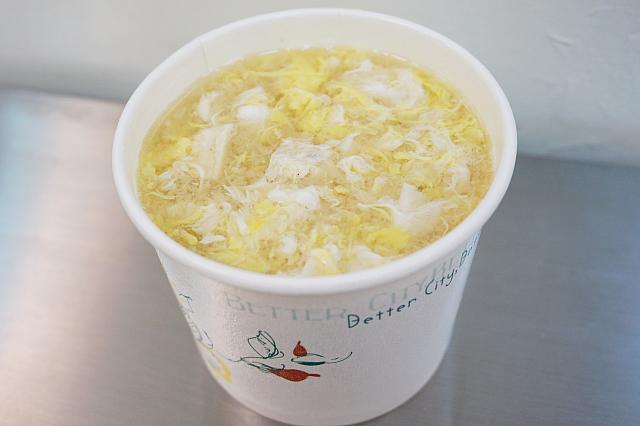 涼麺と共に味噌汁(卵入り)をオーダー。「卵入れた方がおいしいよ～」と店の人