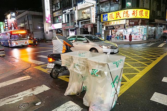 所々にゴミ箱も設置。案外クリーンな士林夜市なのです