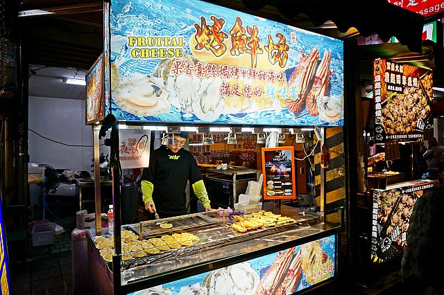 さっそくいい匂いを放つ食べ物屋台に吸い寄せられ気味～！！！