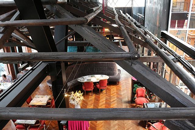 3階から見たむき出しの天井の骨格