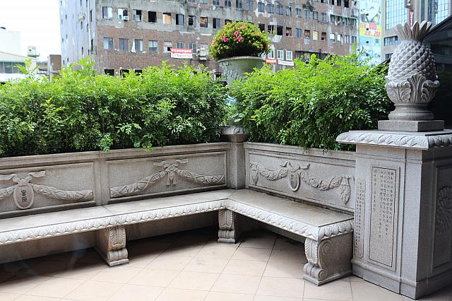 3階外にはバルコニー、何気にパイナップルもあり