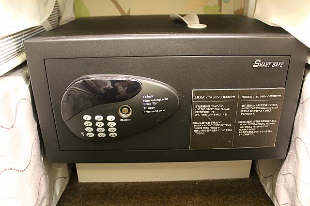 ベッドの間にセーフティボックスが備え付け
