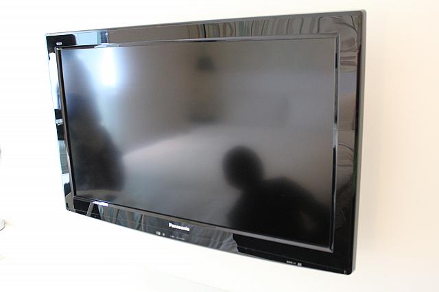 液晶テレビは足下の壁に取り付けられています
