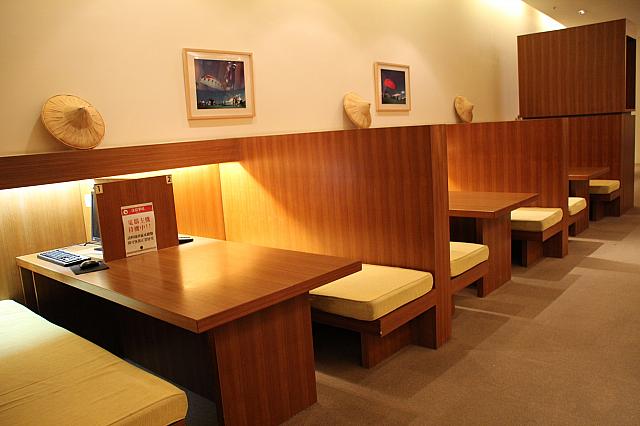 図書館　PCもあるので、自由にご利用ください