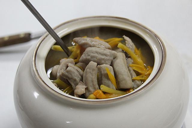 金針花生湯