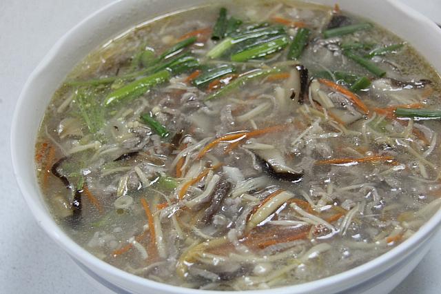 金門名物の燕菜。フカヒレスープのように見えますが、早期の金門は食糧に乏しかったので、すべての具材を細く切り、フカヒレのかわりに見せていたのだとか