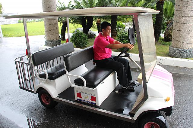 ヴィラへはこちらのオープンカーでご案内