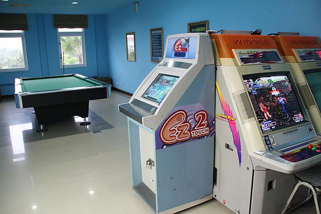 ビリヤード室：無料、2台 