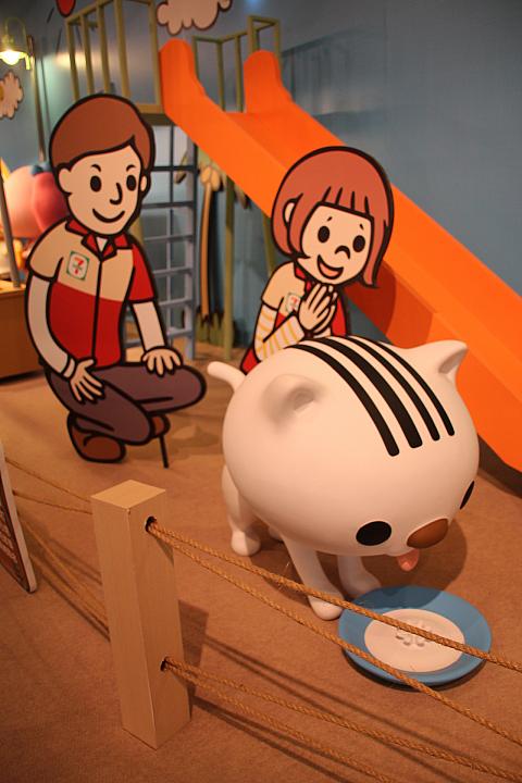 野良猫のバー子は誰にも近づかない孤独な子でしたが、OEPNちゃんの魔法により心を開くように！