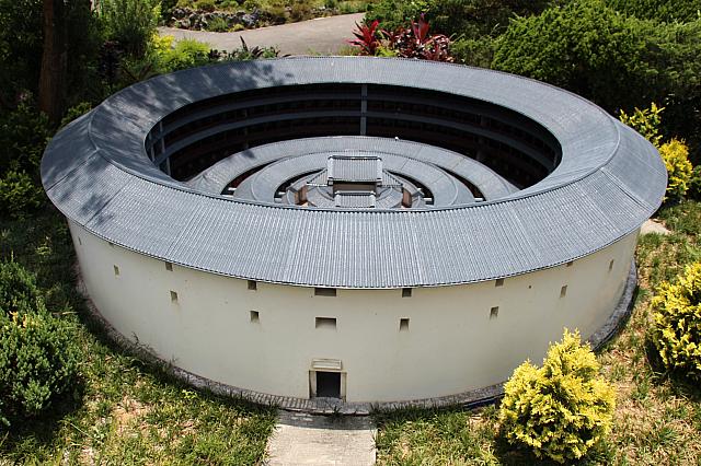 客家人のとりで式建築！福建省の永定県にある建物を再現！