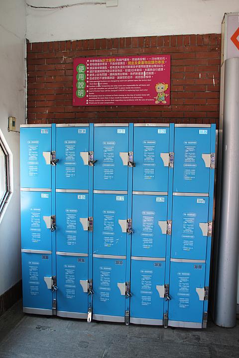 入門ゲート近くにはロッカーも！
