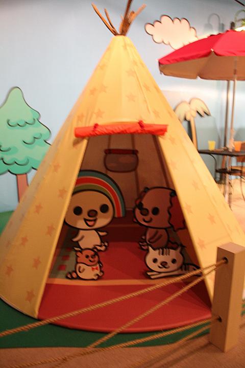 5歳の誕生日に頭の虹色が夢のブルーになったOPENちゃん！ちくわとモモとバー子を連れて台湾一周研修の旅を決意し、各地の人との交流を決心♪