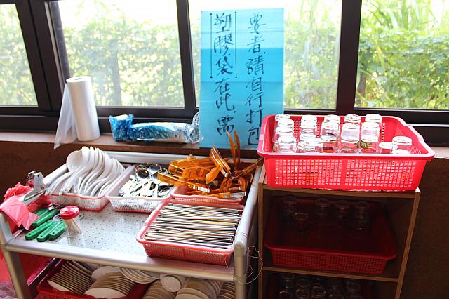 箸やコップ、お皿もセルフサービス