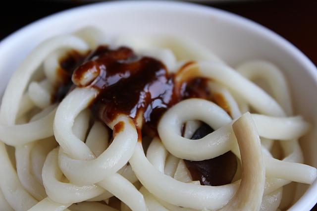編集長を虜にした麺と特製ソース。特製ソースは販売しています