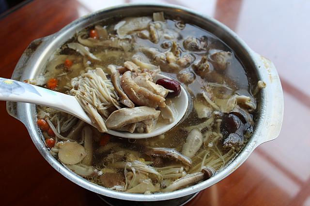 漢方ときのこのスープ。何度もおかわりしてしまいました